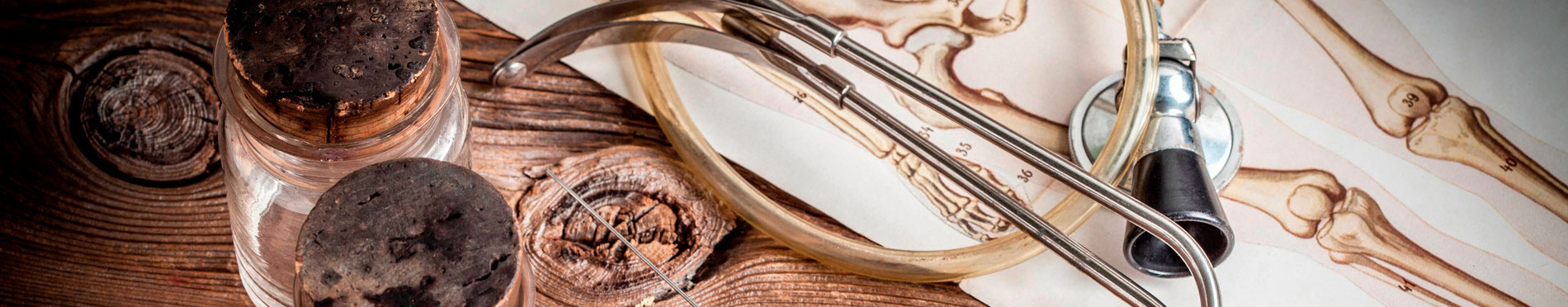 Instruments mèdics antics damunt d'una taula